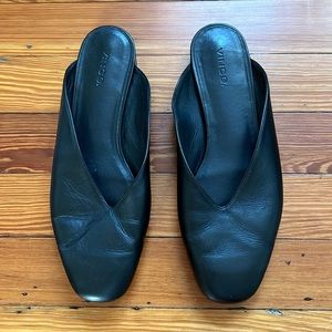 Vince. Vero Cuioi black leather slide flats